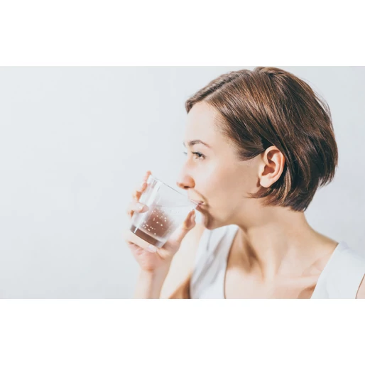 Hidratáció és emésztés: miért kulcsfontosságú a víz a bélrendszer egészségéhez – különösen az ünnepek alatt?